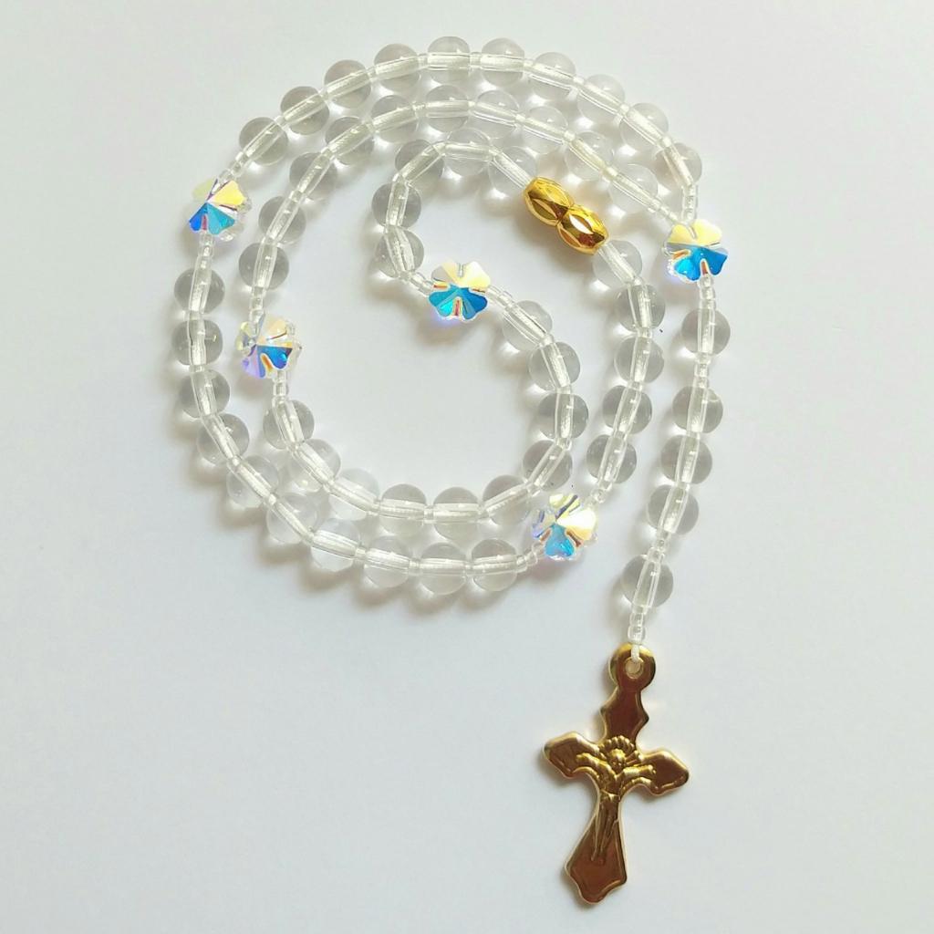 Tràng chuỗi Mân côi 50 hạt Mã não trắng trong 6mm Thánh giá mạ vàng mix hoa Pha lê trắng