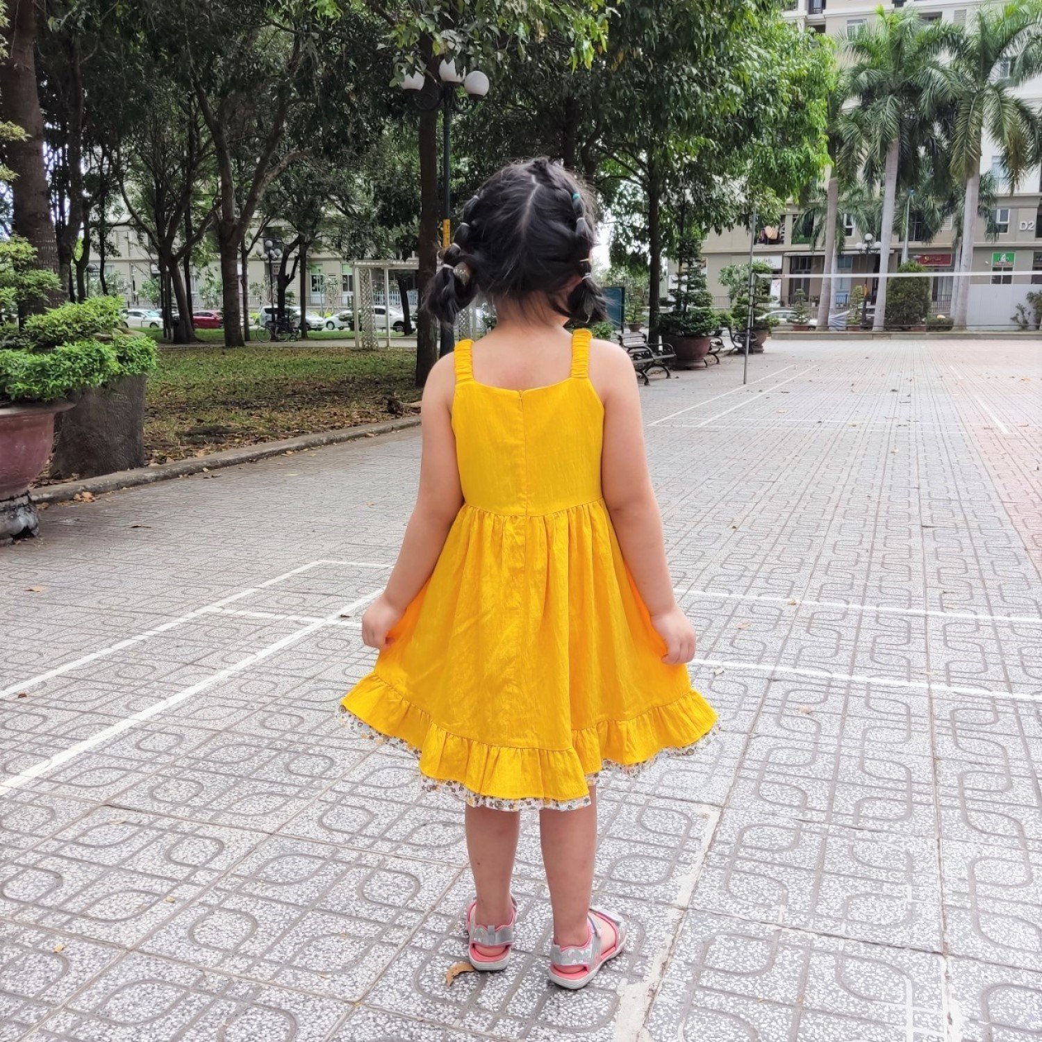 G00000512 Đầm 2 dây bản to bé gái, màu vàng rực rỡ, chất vải đũi sước mềm mát