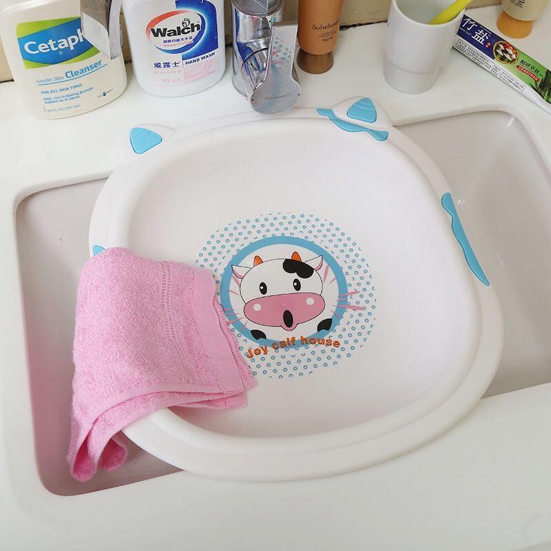 Chậu rửa mặt bò sữa chậu thường và chậu có thể gấp gọn dễ dàng mang đi lại cho bé