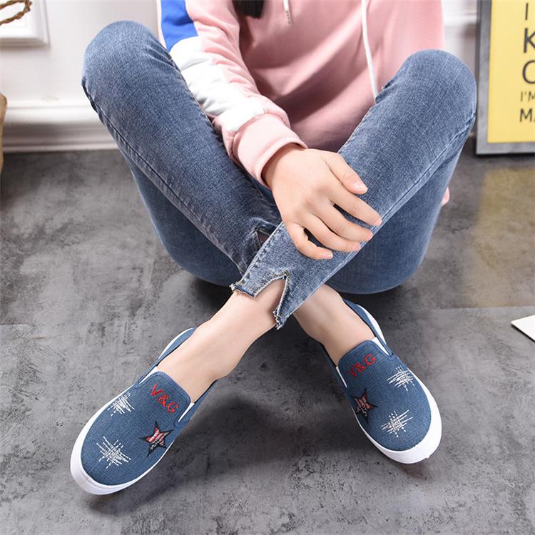 Giày lười nữ vải mềm mũi tròn đế bệt cao 2cm màu xanh jean