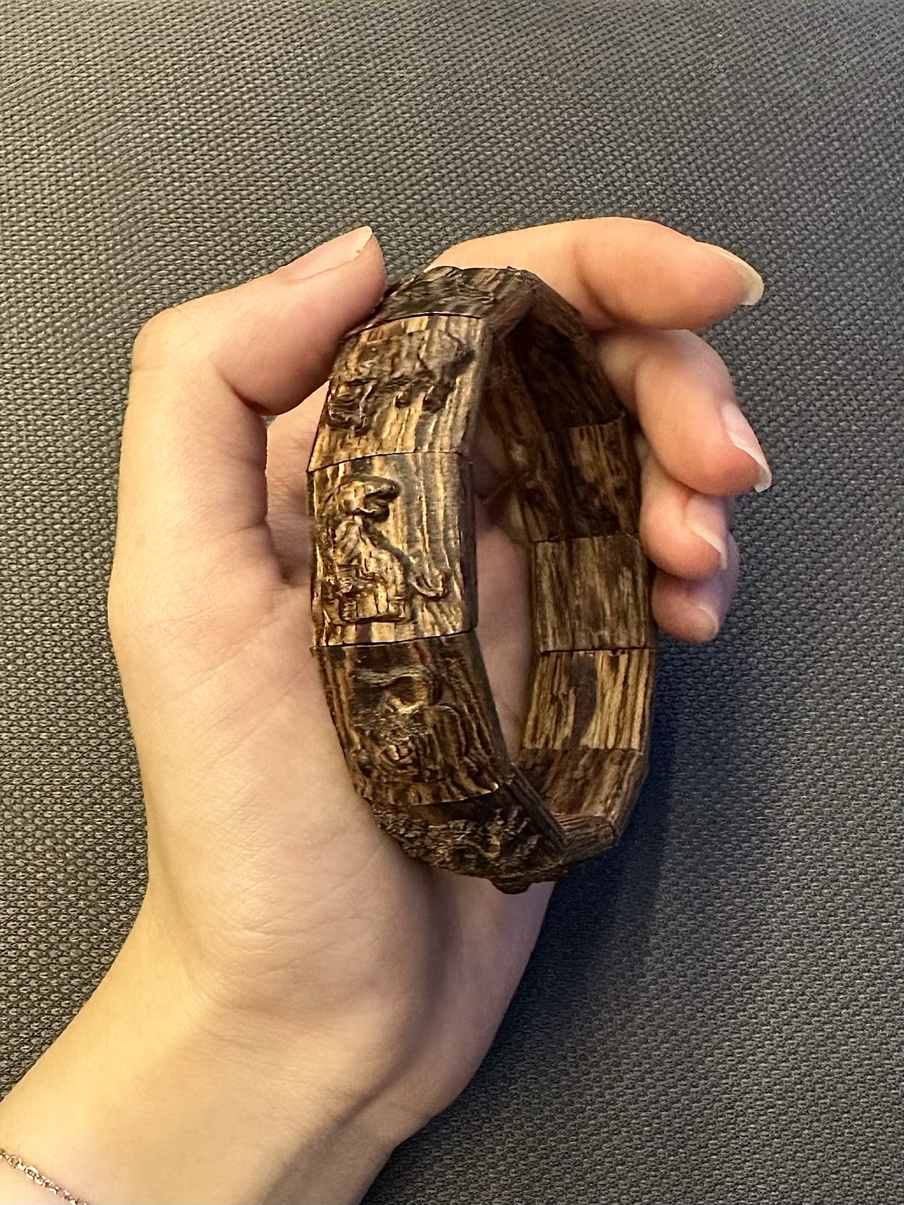 Vòng Sánh chìm Trầm hương khắc 12 con giáp sắc nét thơm đẹp