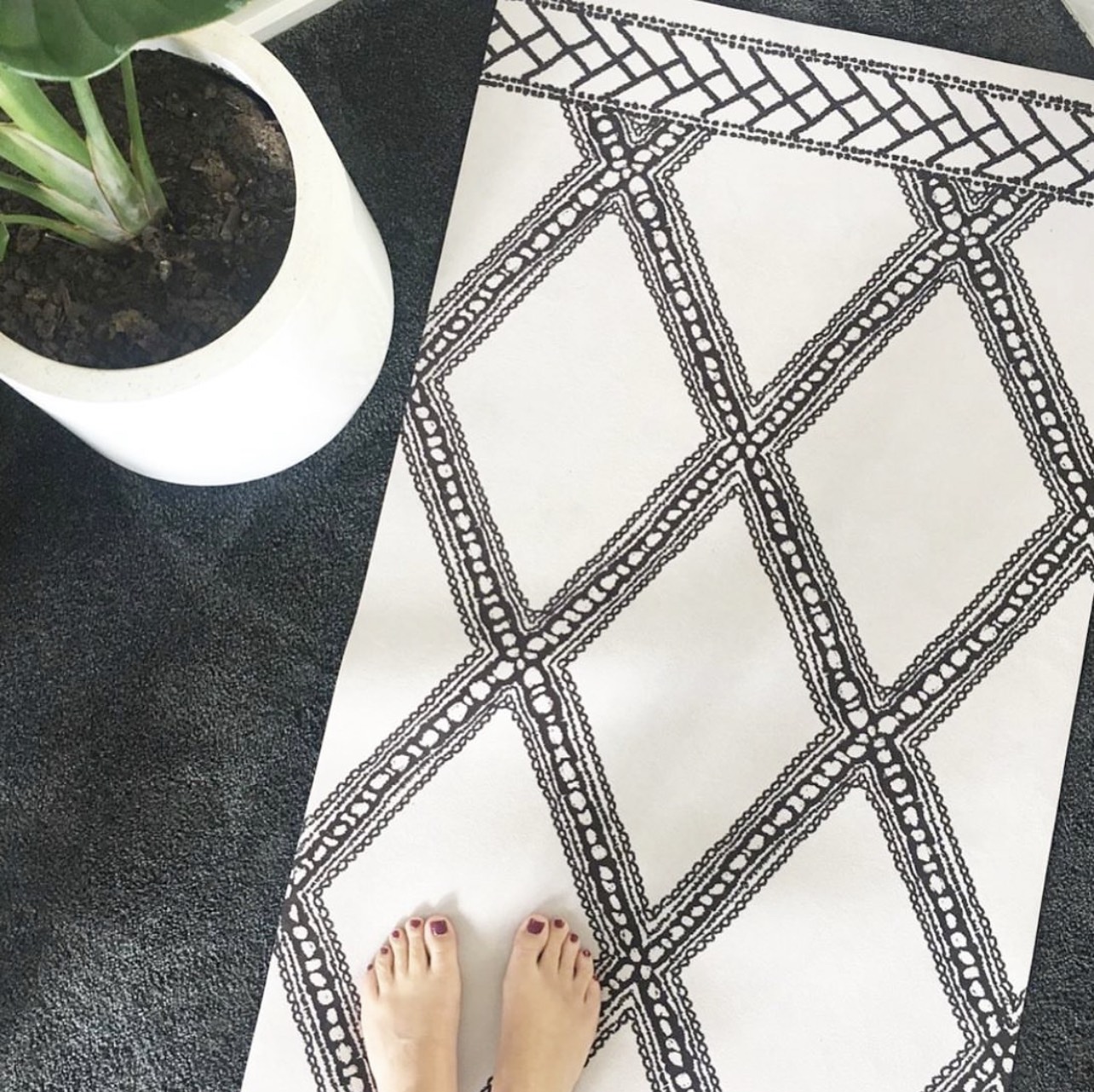 Thảm tập yoga chính hãng Yvonne, White Navy, dày 4mm, bề mặt nhám, siêu bám, chống trơn trượt, thấm hút mồ hôi, càng nhiều mồ hôi càng bám, dễ vệ sinh, bền đẹp, sang trọng
