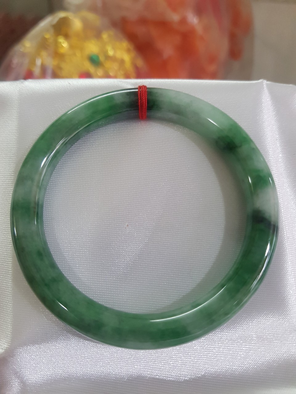 Vòng Cẩm Thạch tự nhiên mới cao cấp đẹp Đậu Lý Sịn Sao 54mm x cọng 8mm màu xanh đậu lý đậm nhạt điểm trắng nhẹ đẹp bóng nữ 53kg - 60kg đeo rất đẹp sang tay món quà tặng Mẹ , Vợ người thân ý nghĩa ạ