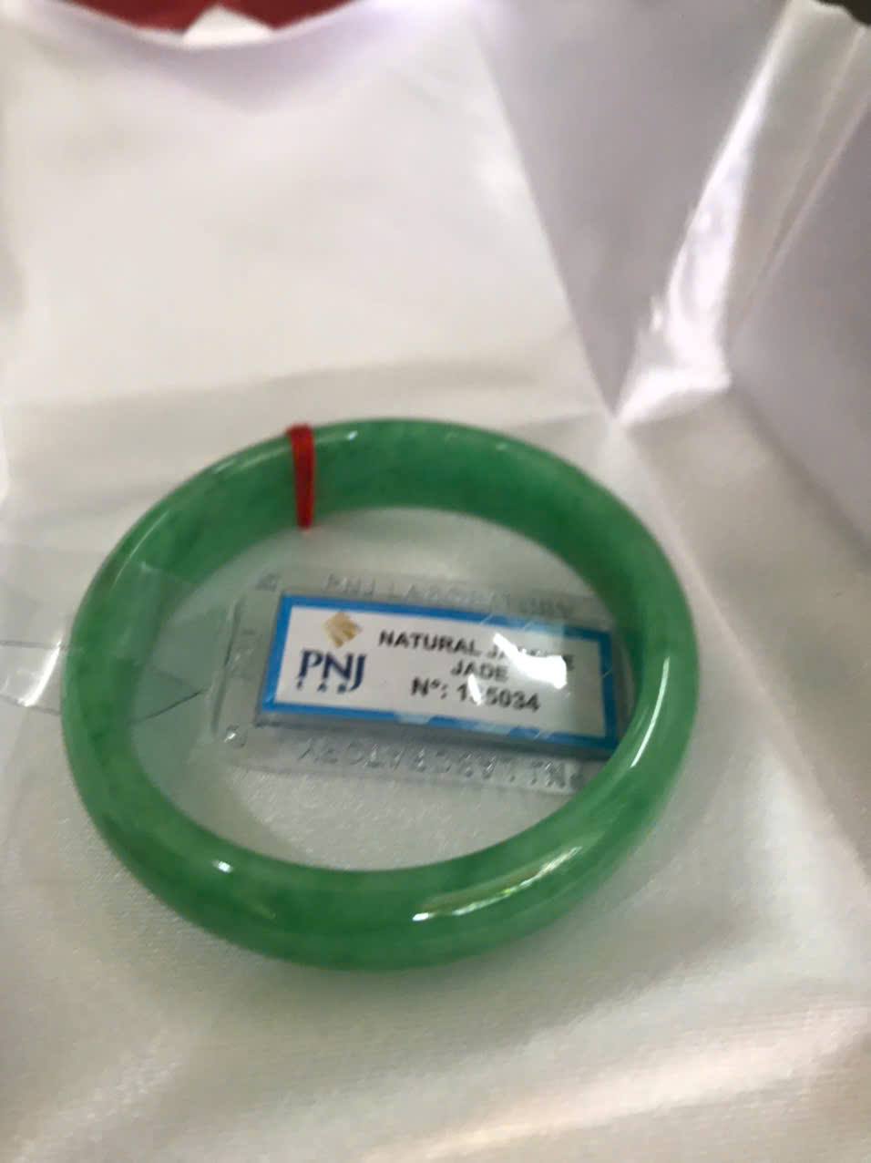 Vòng Tay Nữ Đá Ngọc Cẩm Thạch Tự Nhiên Bản Hẹ Sịn Đậu Lý Sao Ni 48mm Cao 12mm Dầy 6mm đã kiểm định kèm giấy chứng nhận P No 185034 Màu Xanh ngọc lý tươi bóng đều đẹp nữ tay nhỏ 35kg - 48kg ạ