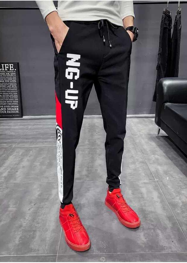 Quần Jogger họa tiết đơn giản bên hông và dòng chữ NG-UP nổi bật