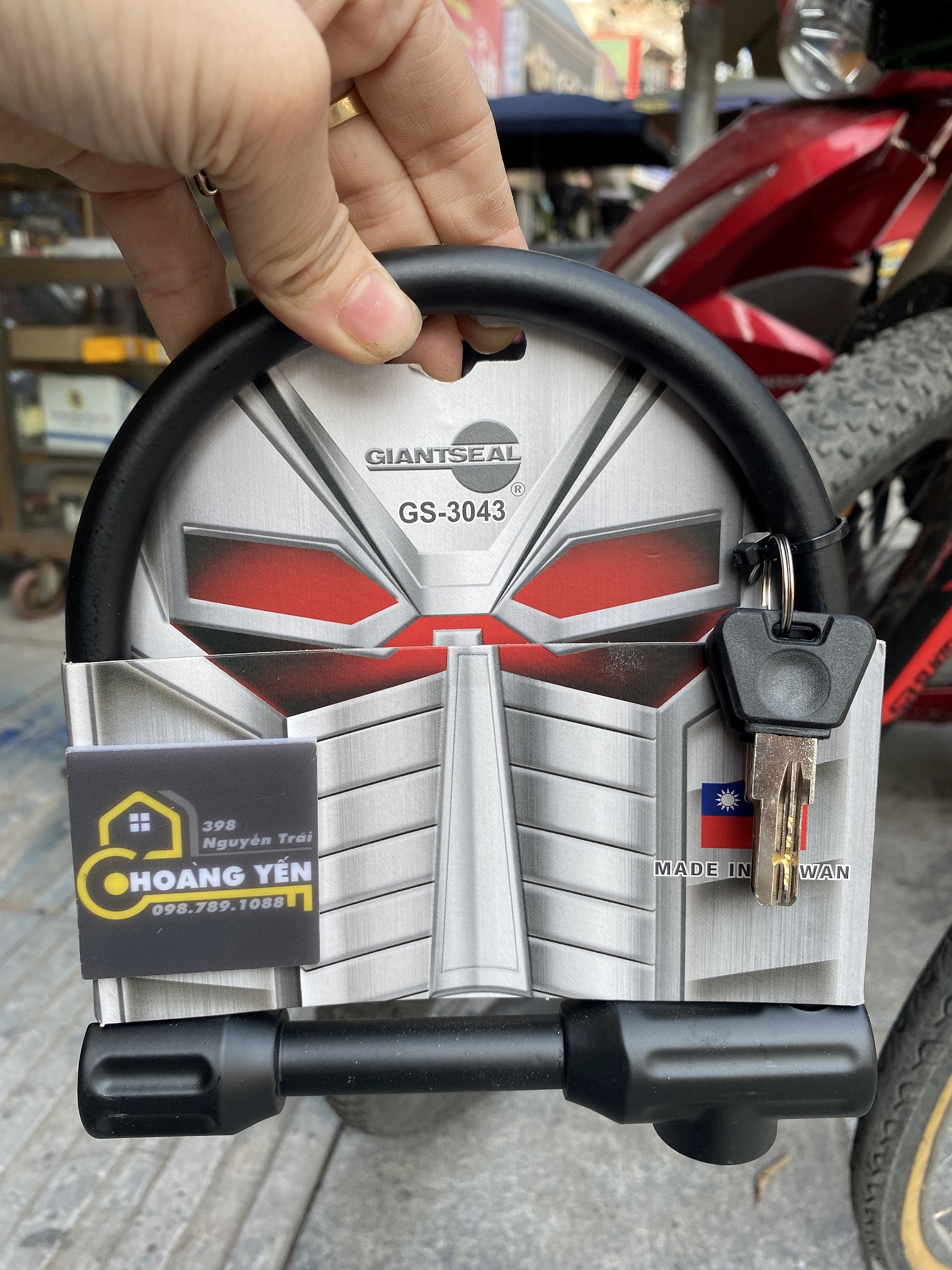 Khóa U đen khóa bánh xe máy chống cắt nhập khẩu Đài Loan GS0343