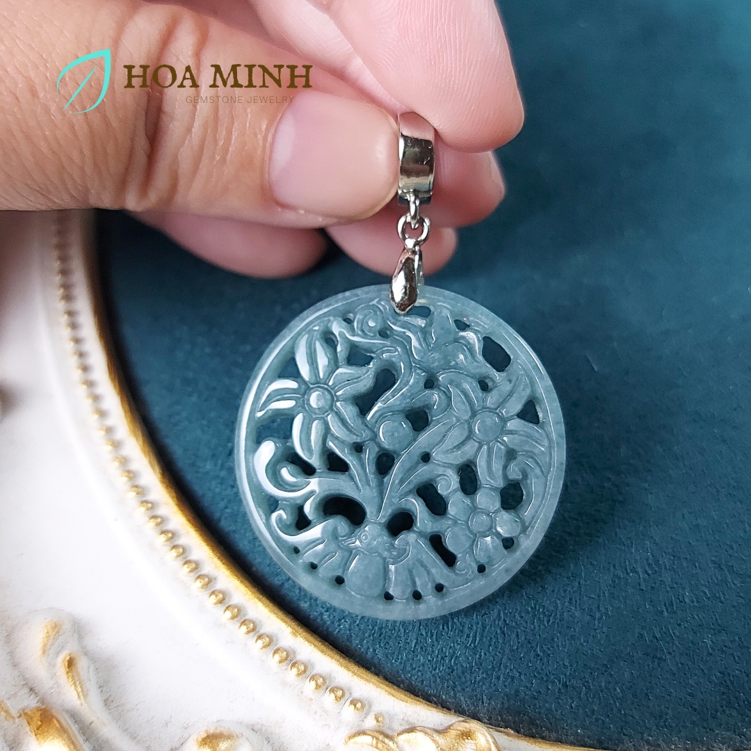 Mặt dây đá Cẩm Thạch ngọc lam tròn chạm hoa đường kính 34mm phong cách thanh lịch, cổ điển không kén mệnh