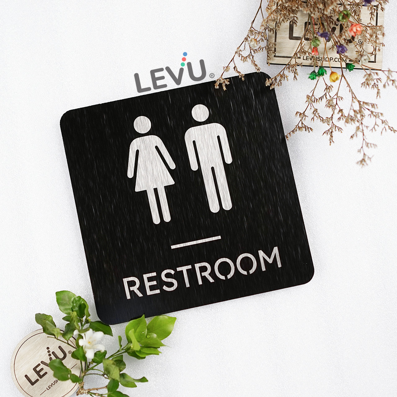 Bảng restroom bằng alu nhôm đen dán tường trang trí nhà vệ sinh