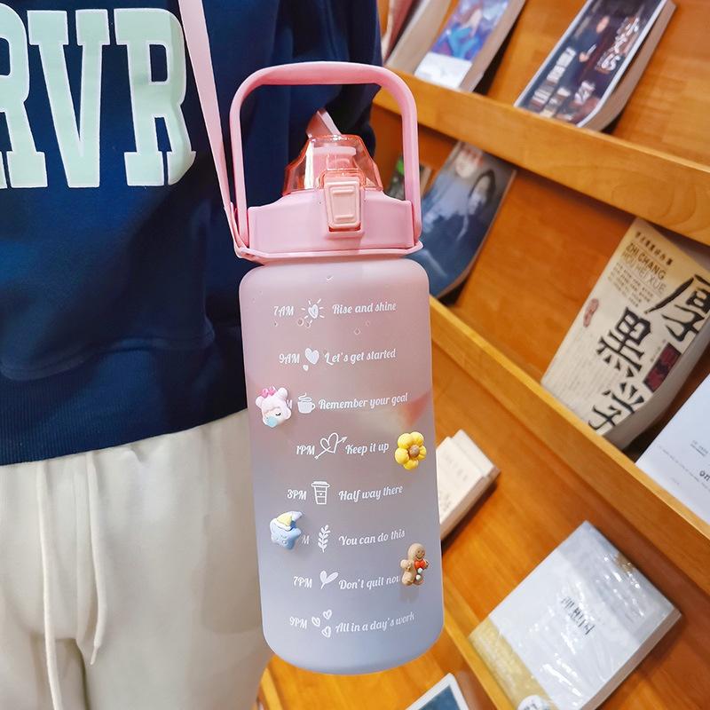 Bình nước 2L có vạch báo giờ uống nước - Bình đựng nước màu gradient bắt mắt có ống hút