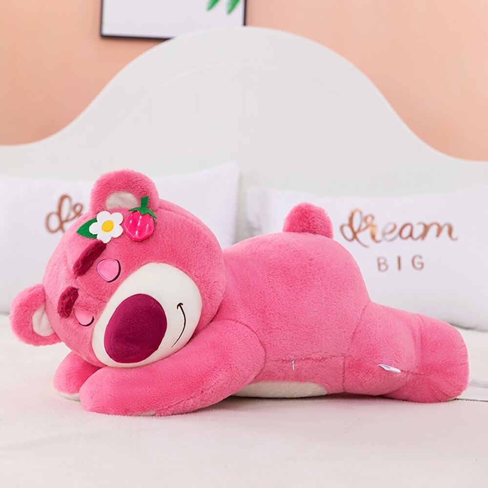 Gấu bông Lotso nằm siêu dễ thương – Size từ 40 đến 90 cm – Quà tặng thú nhồi bông tai dâu nằm – Gối ôm hugging bear cho bé ngủ ngon