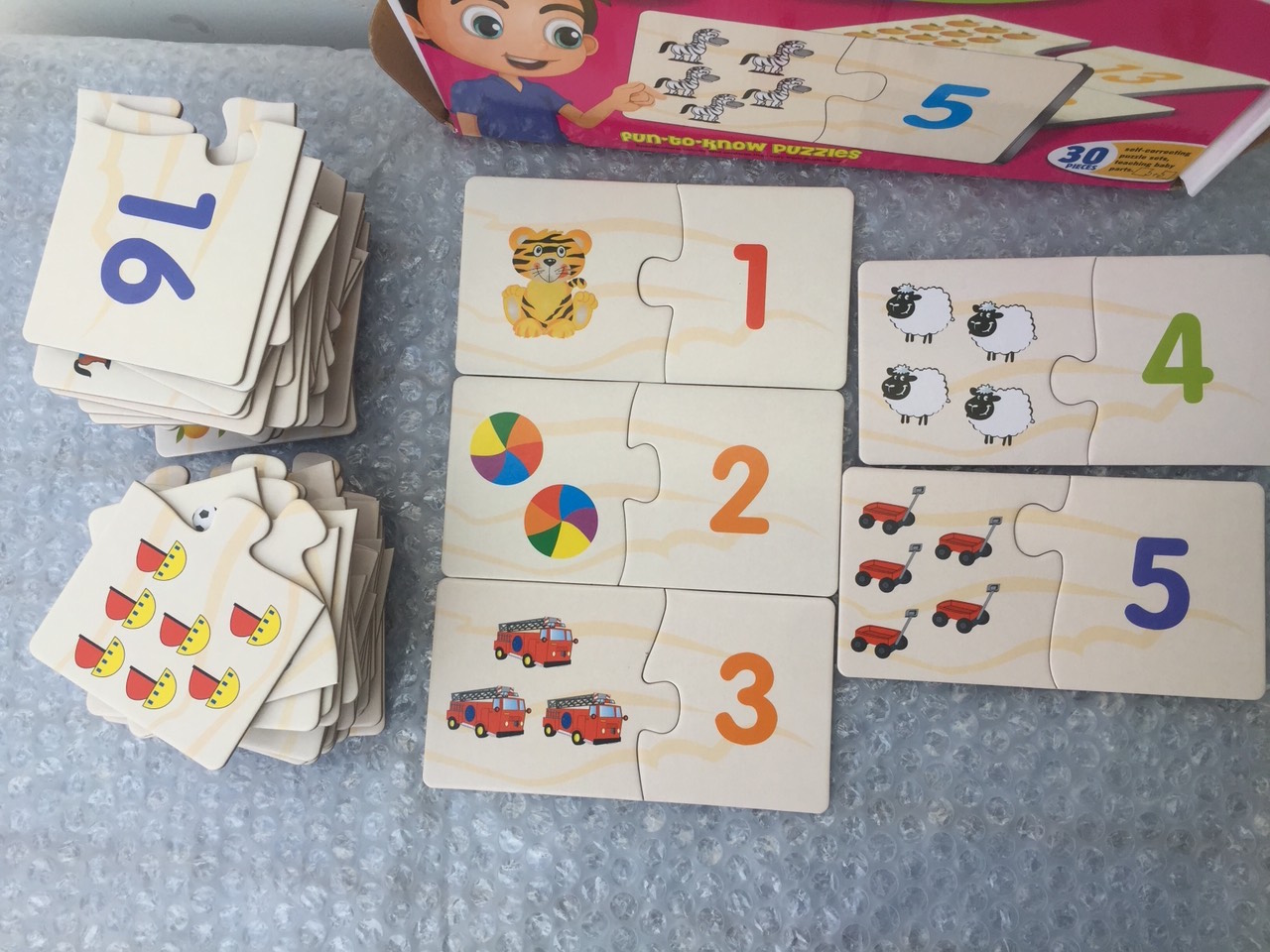 Bộ thẻ học số thông minh theo phương pháp Montessori-Flash card là sự kết hợp số và hình ảnh giúp bé học số từ 1-20 và học các loài động vật cây cỏ hoa lá qua hình ảnh cho bé từ 3 tuổi trở lên, phát triển tư duy toán học.