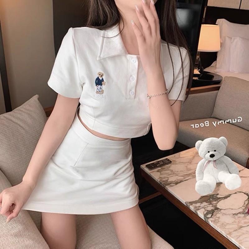 Set áo polo croptop logo gấu mix chân váy xẻ 2021