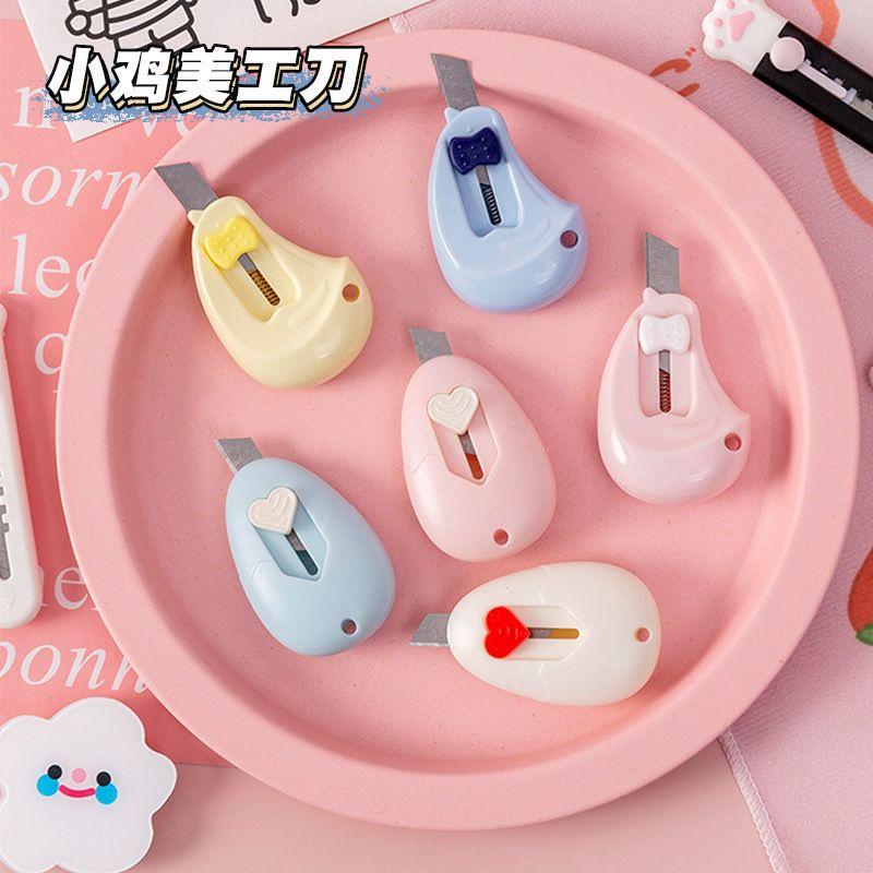 Giá nhựa 2 tầng nhỏ xinh, ống cắm bút, dao unbox cute...