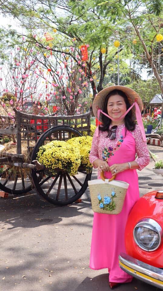Túi đi biển-giỏ cỏ bàng, giỏ thêu tay trực tiếp- thêu ribbon tinh tế và hài hòa màu sắc.