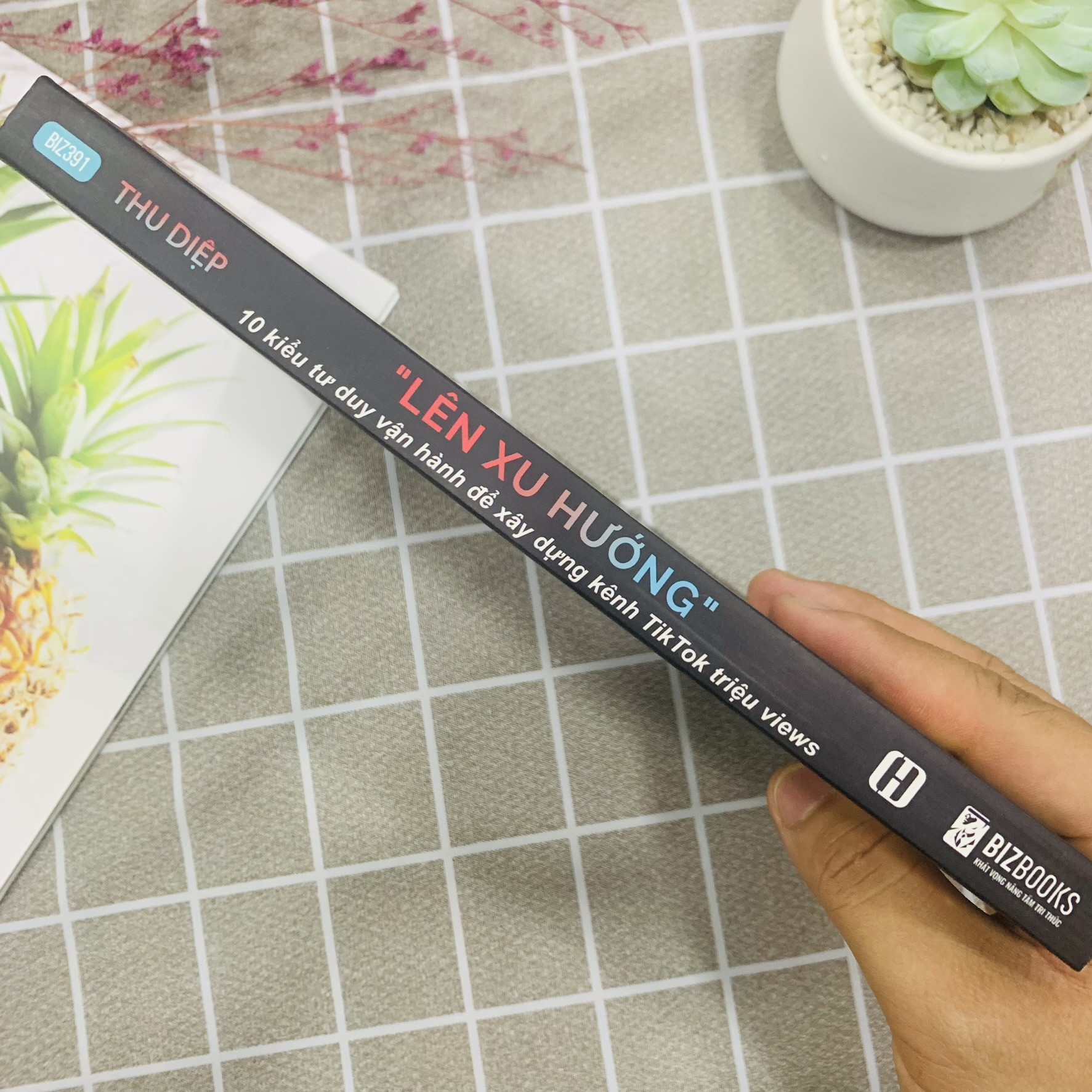 Sách Lên Xu Hướng - 10 Kiểu Tư Duy Vận Hành Để Xây Dựng Kênh