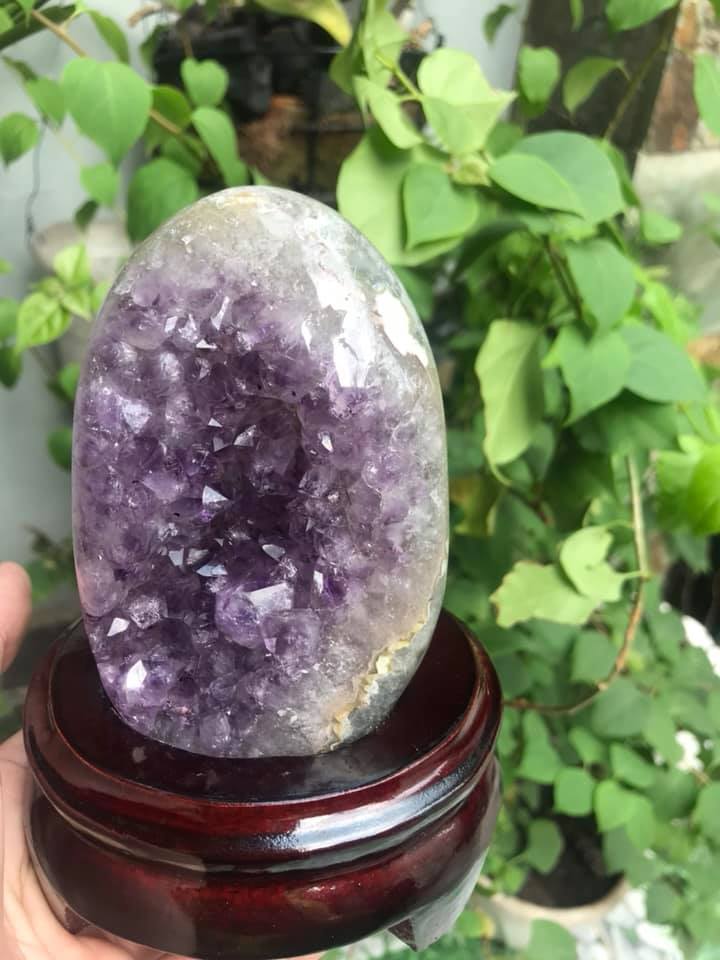 MIẾNG ĐÁ THẠCH ANH TÍM TỰ NHIÊN CÓ HỐC SÂU CÔNG DỤNG HÚT TÀI LỘC MÀU TÍM ĐẸP ĐẾ GỖ Cao 14cm x Ngang 10cm x Sâu 9cm Đặt Bàn Làm Việc Bàn Thờ THẦN TÀI May Mắn