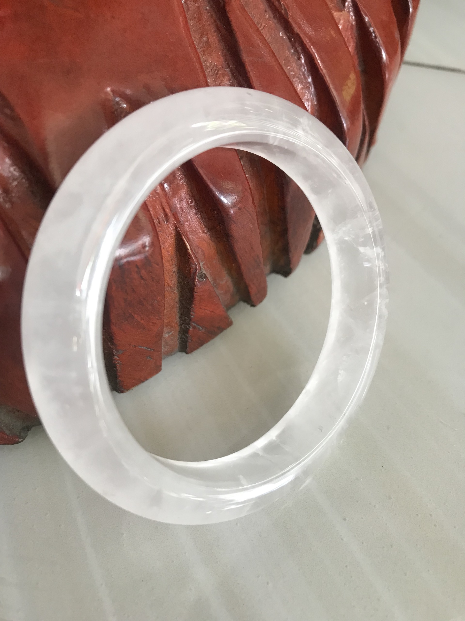 Vòng Thạch Anh Trắng Tự Nhiên Bản Hẹ Mới đẹp Ni 55mm Cao 12mm Dầy 9mm Màu trắng trong bóng đẹp Nữ mệnh Kim mệnh Thủy tay vừa đeo 50kg - 55 kg ạ