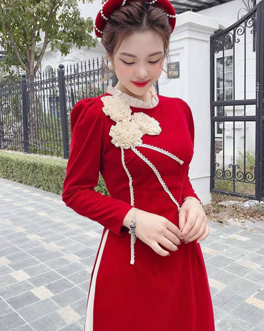 Set áo dài cách tân cho mẹ bao gôm áo, chân vay và không bao gồm nấn trên đầu không bao gồm set của bé