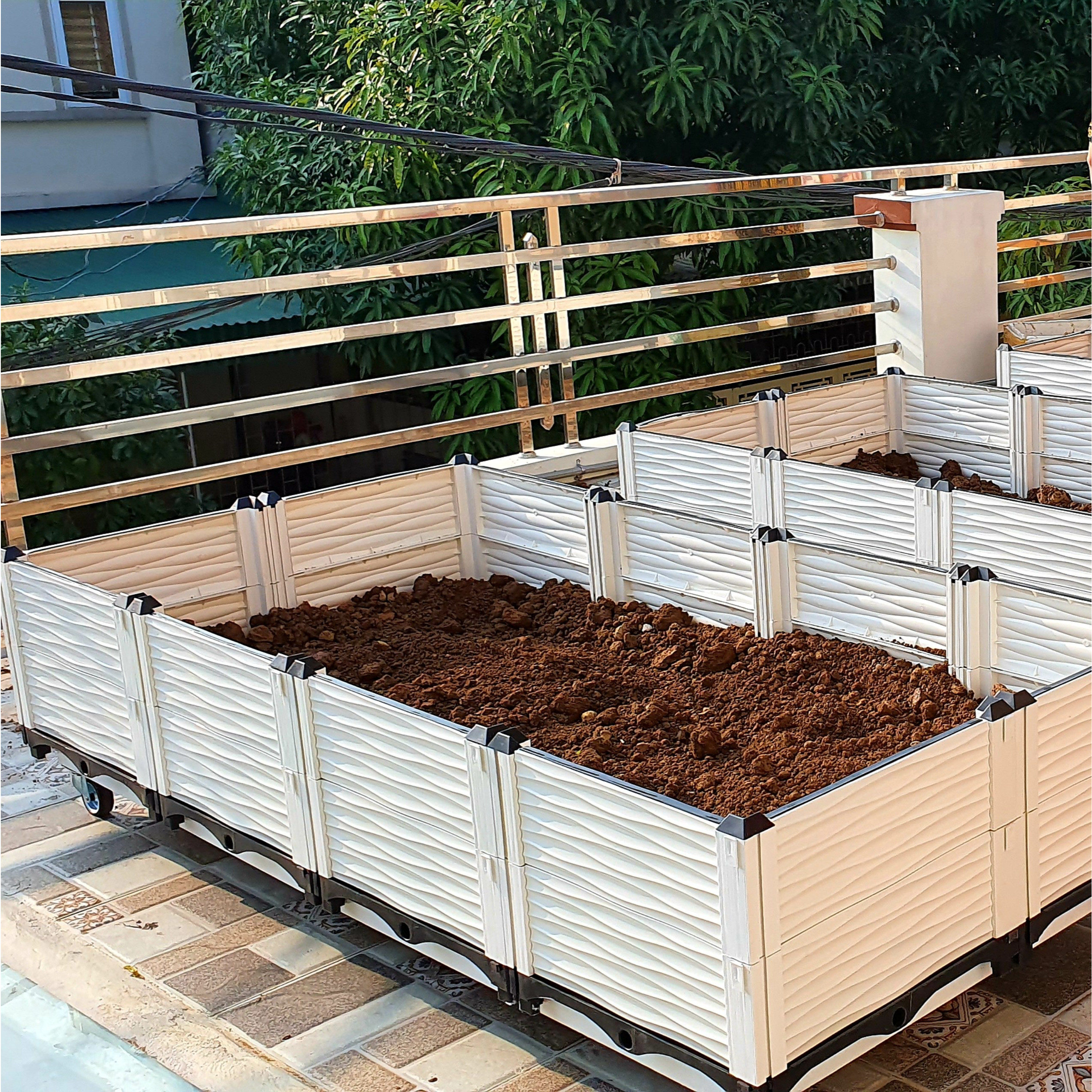 CHẬU GHÉP THÔNG MINH Cm: Bền từ 8-10 năm, phù hợp mọi cây trồng và không gian, Module tùy biến kích thước, an toàn, trọng lượng nhẹ, kết cấu chắc chắn, có khay trữ và thoát nước.