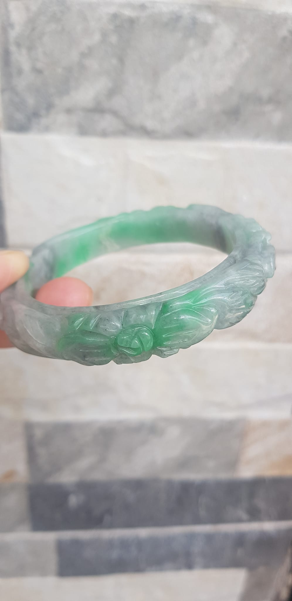 ️Vòng Cẩm Thạch tự nhiên chạm bông mai đẹp Size 56mm x Cao 12mm x dầy may mắn Màu xanh lý tươi trắng xám đẹp sang nữ 54kg - 62kg đeo ạ