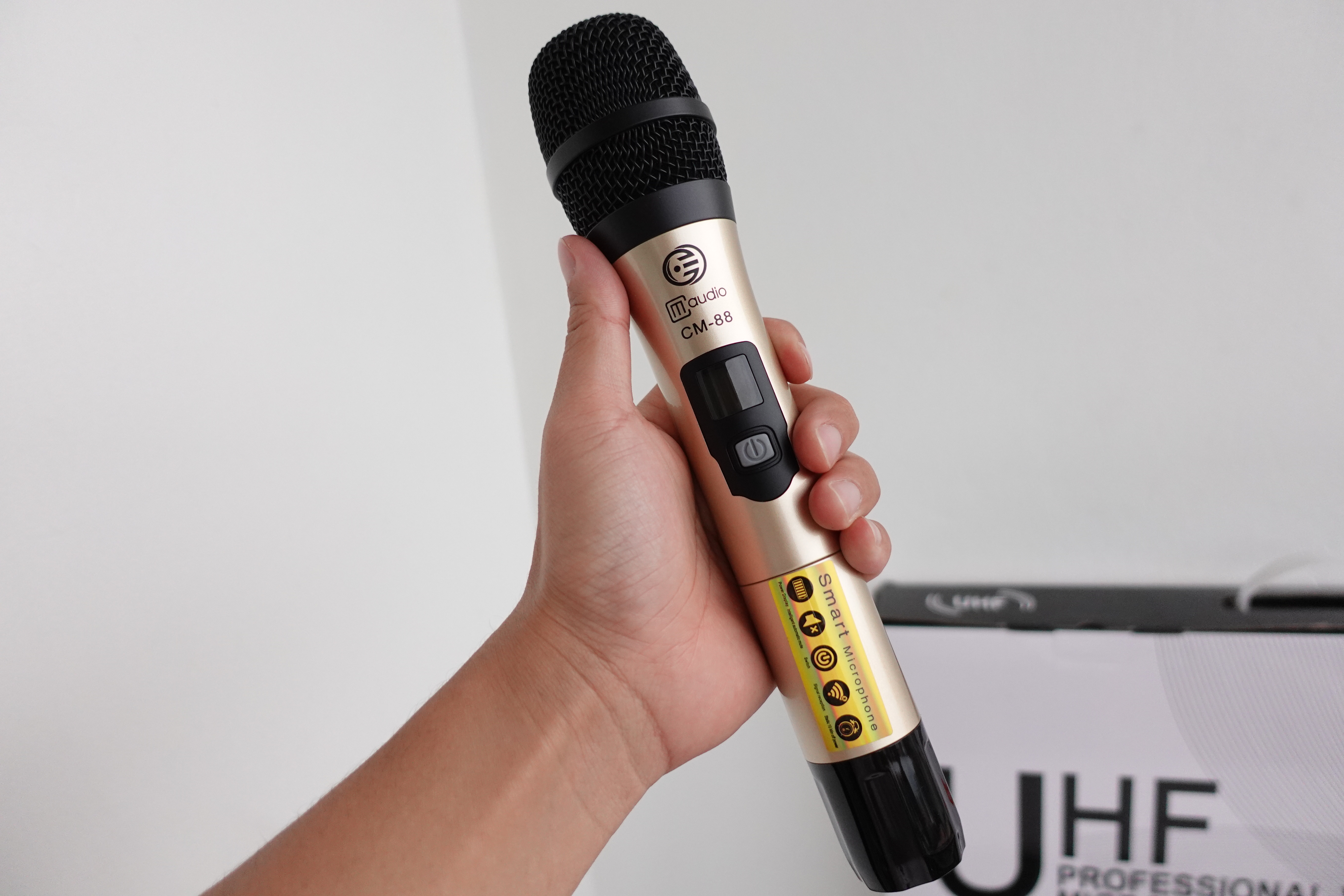 Micro không dây CM-88 hàng chính hãng CMAUDIO nhập khẩu 2024-tặng chống lăn và 4 quả pin gắn mic