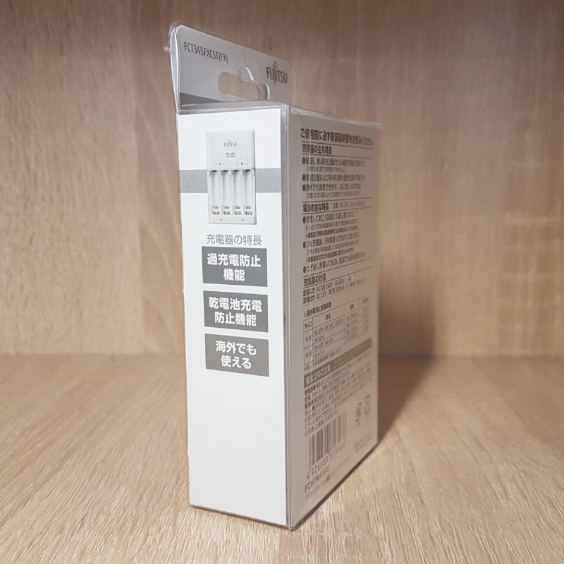 Box sạc kèm 4 pin AA Fujitsu HR-3UTC 1900mAh hàng nội địa box Nhật - made in JAPAN (trắng) Hàng Nhập Khẩu