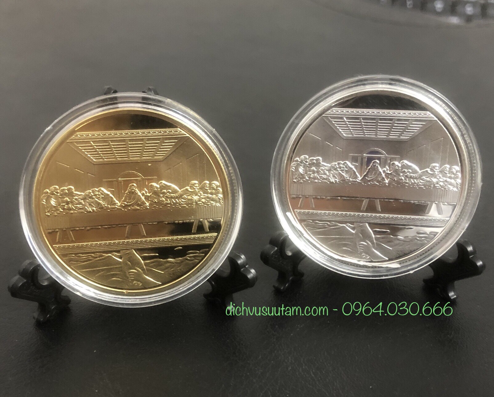Combo 2 đồng xu Chúa Giê-su vàng và bạc lưu niệm, kèm kệ trưng bày xu