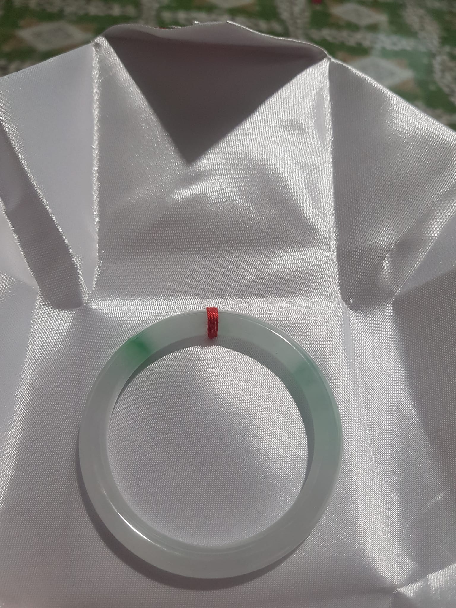 Vòng cẩm thạch tự nhiên Lý A 51mm x 7mm Màu Trắng Bóng 2 điểm xanh lý nhẹ đẹp sang Nữ Mệnh Kim mệnh Thủy 50kg - 57kg ạ
