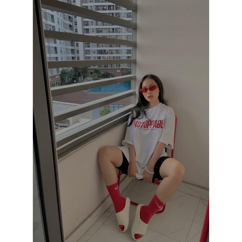 Áo Thun Unisex TeeHolic In Chữ Unstoppaple Nhũ Kim Tuyến THS - Màu Đen Trắng