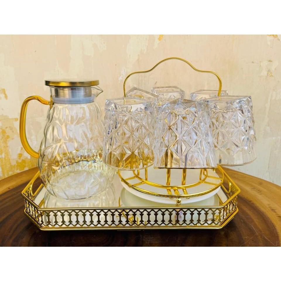 Cobo bộ bình đựng nước uống thủy tinh chịu nhiệt cao cấp 6 cốc , khay và giá úp cốc màu vàng Gold sang trọng