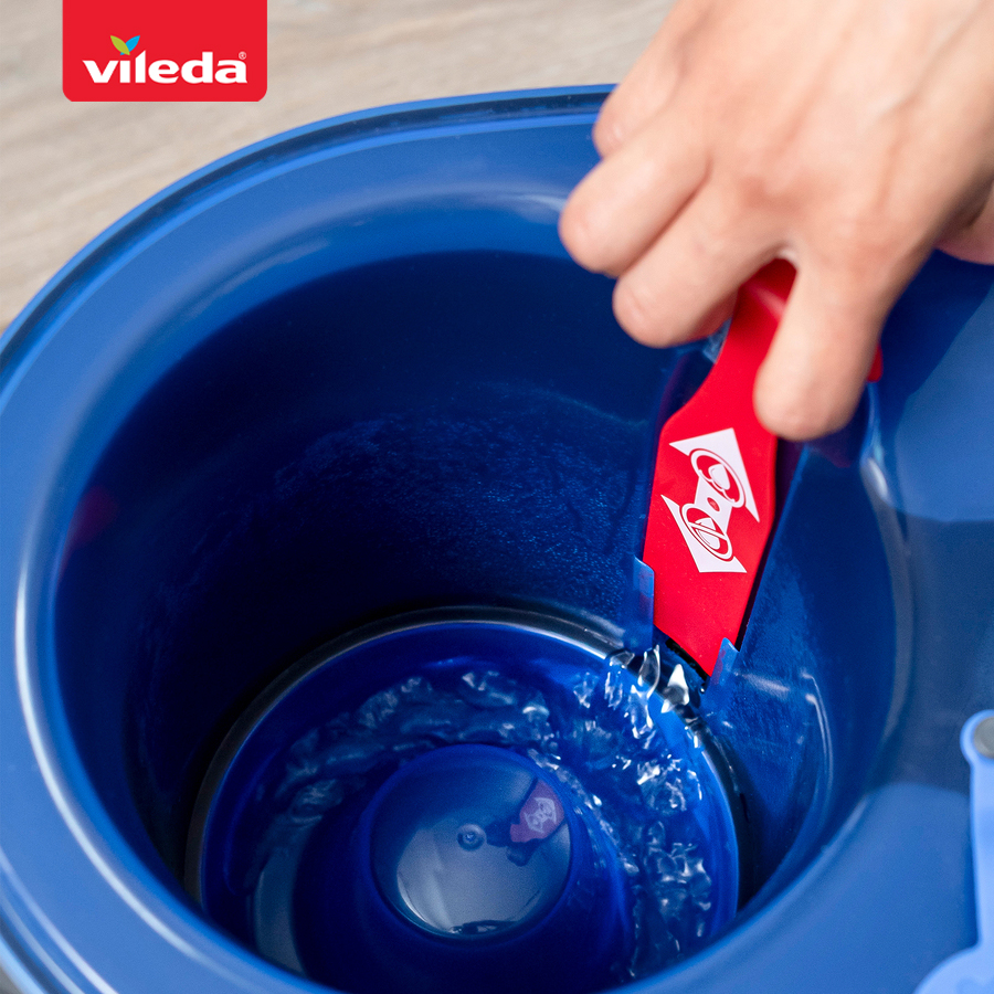 Cây lau nhà Vileda Easywring Rinse Clean, đầu lau tam giác, hệ thống xô hai thùng, bàn đạp bằng chân – TSU168467