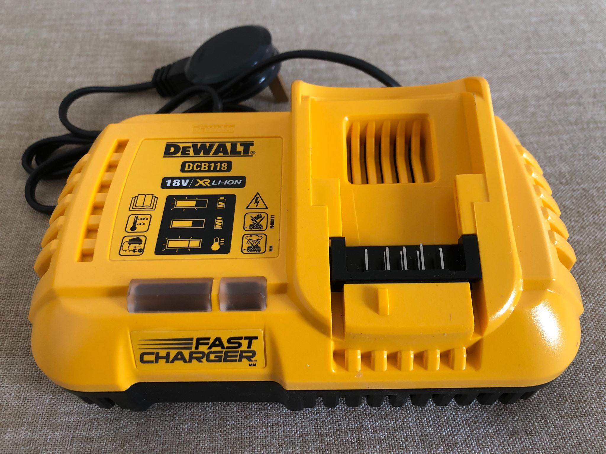 BỘ SẠC PIN 10.8-18V DEWALT DCB118-GB- HÀNG CHÍNH HÃNG