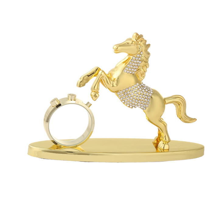 Tượng ngựa mạ vàng nước hoa đính đá Pha lê phong thủy trang trí nhà cửa hoặc gắn taplo ô tô - Chất liệu: Hợp kim, đá pha lê - Kich thước: 20x15x6.5CM - Mã: HC882