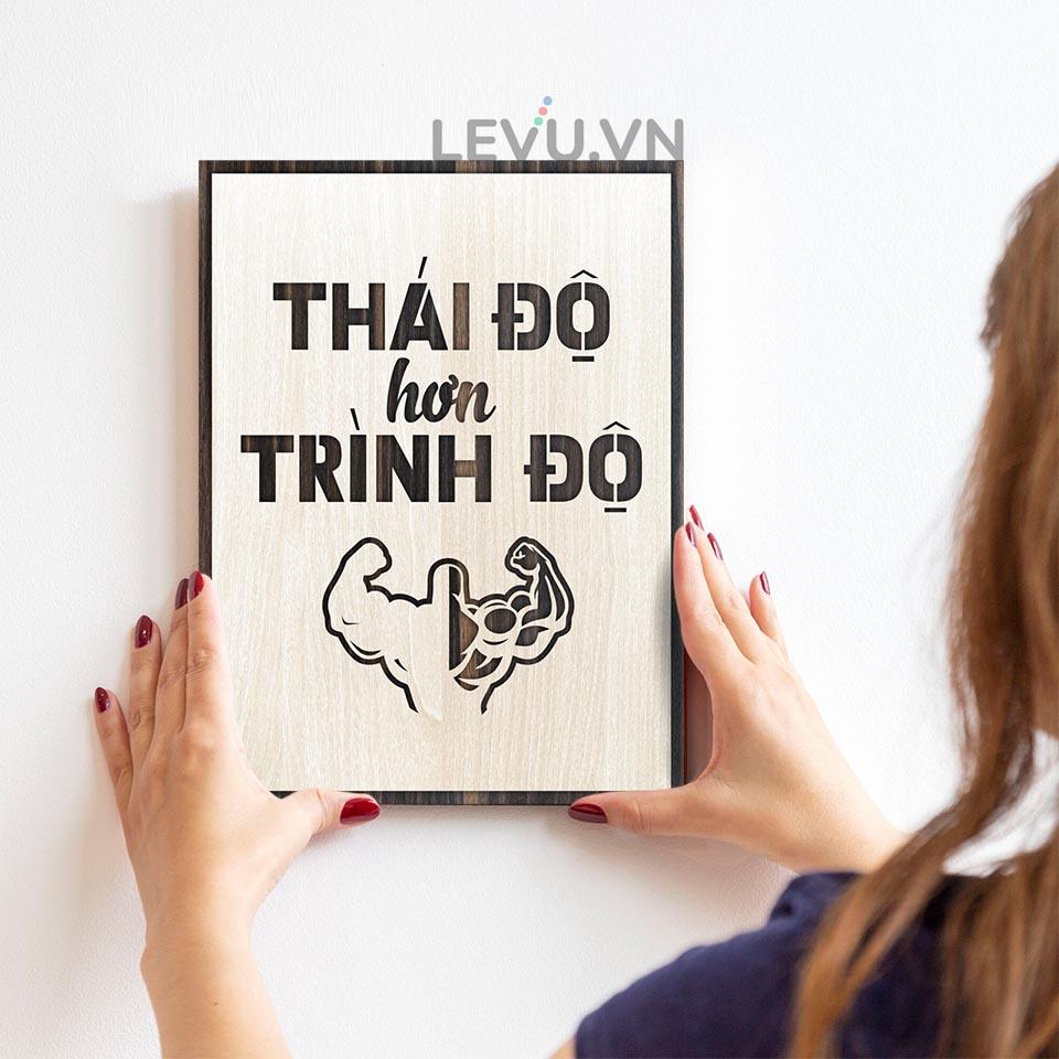 Tranh slogan văn phòng LEVU LV005 "Thái độ hơn trình độ"