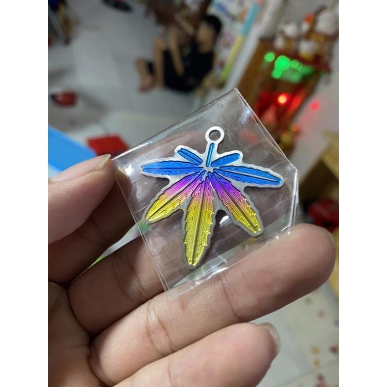 Logo titan móc khoá hình chiếc lá điện phân