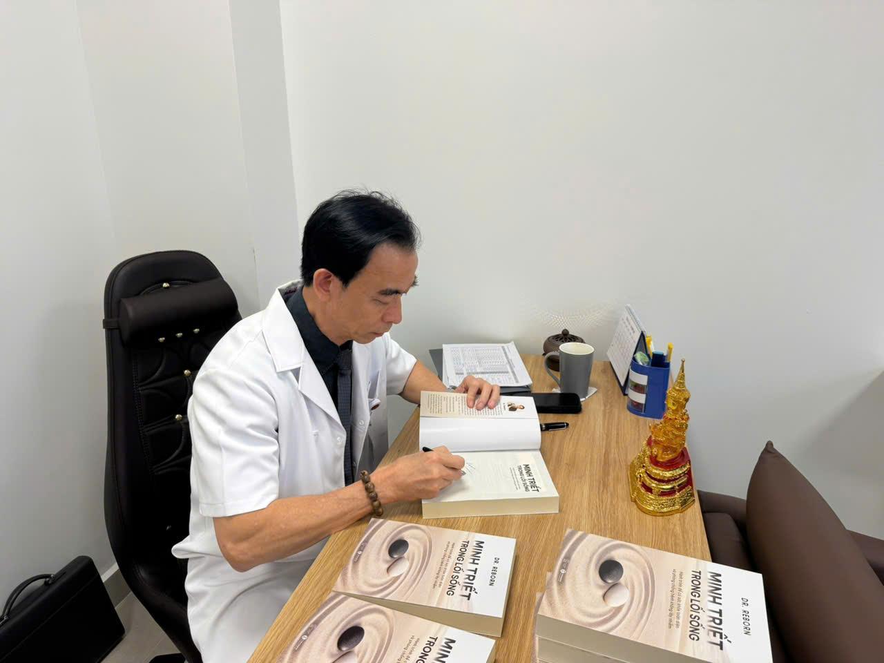 Sách - Minh Triết Trong Lối Sống - Hành Trình Để Có Sức Khoẻ Toàn Diện Và Phòng Chống Bệnh Không Lây Nhiễm - Kèm Chữ Ký Tác Giả