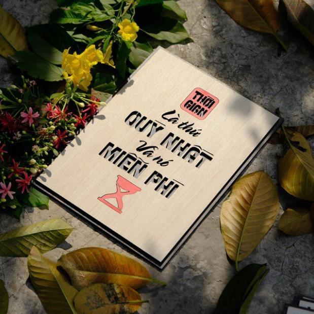 GIÁ SỐC Tranh gỗ treo tường_Thời gian là thứ quý giá nhất vì nó miễn phí_CRN_01. Kích thước 40.5x30cm