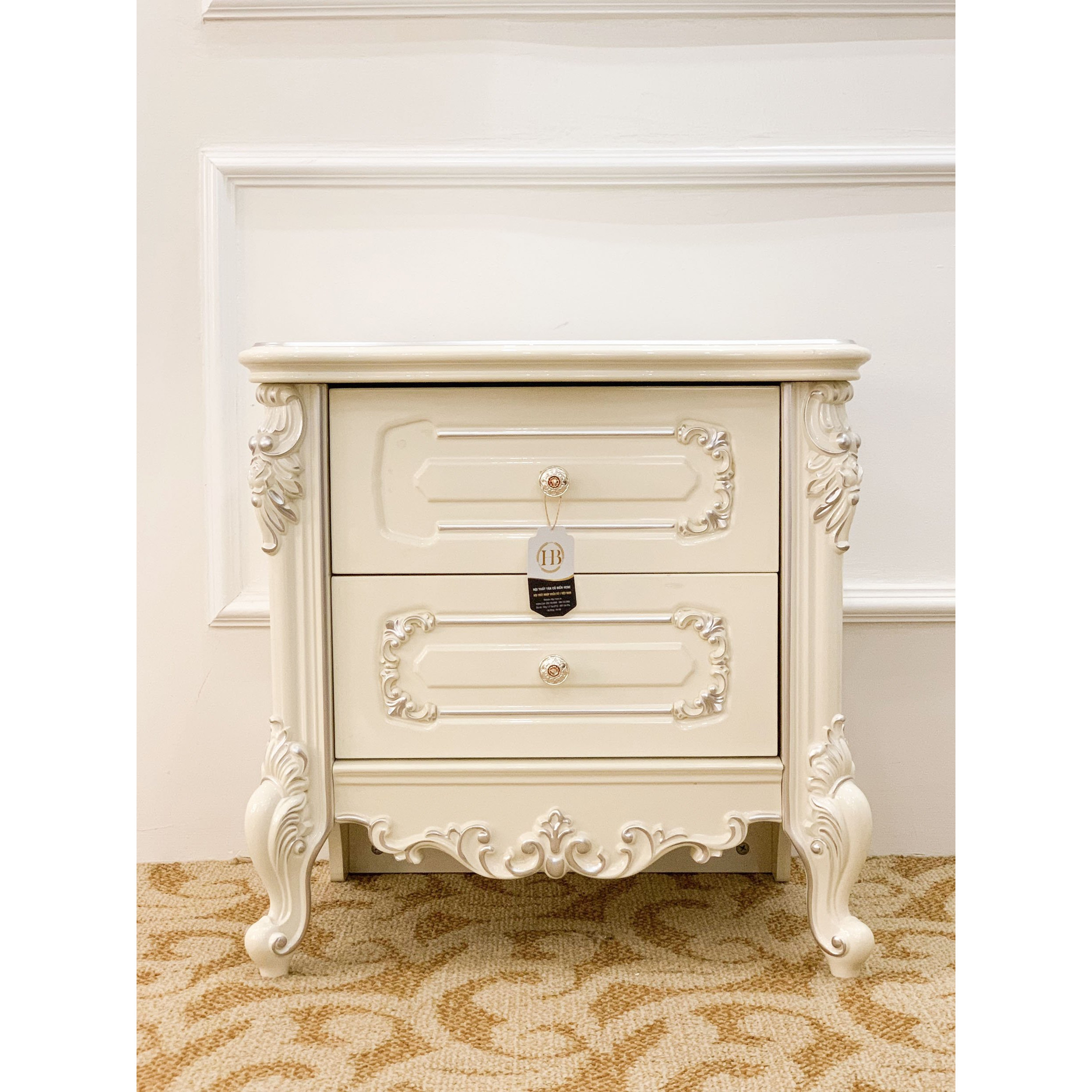 Táp đầu giường vuông được làm từ chất liệu gỗ sồi mỹ kết hợp với MDF vẽ chỉ bạc điểm nổi bật lên các họa tiết mang phong cách tân cổ điển và sang trọng