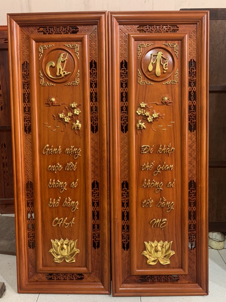 Câu Đối Cha Mẹ Gỗ Hương Đỏ Nam Phi Treo Tường