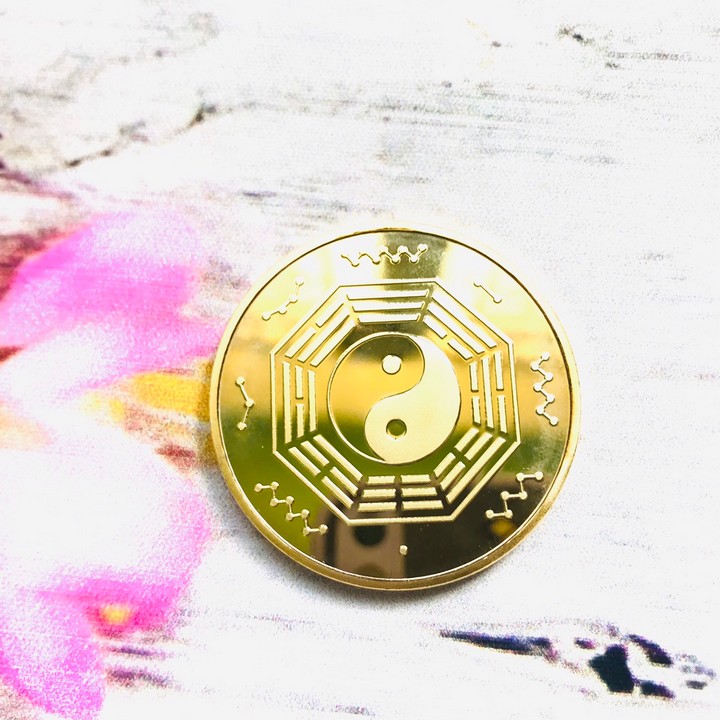 Xu Phật Bà Thánh Mẫu Dùng để cúng dường trong những dịp Lễ, Tết, mang theo bên người, xỏ lỗ đeo dây, làm quà, Kích thước 4cm, Màu Vàng - TMT Collection - SP005284