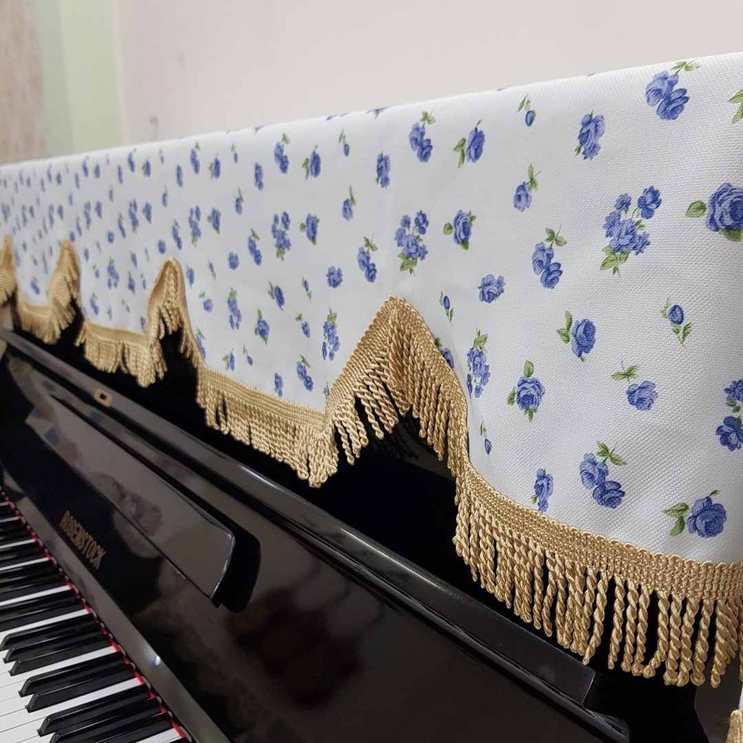Khăn phủ đàn Piano mẫu nền vải trắng hoa xanh dương nhỏ