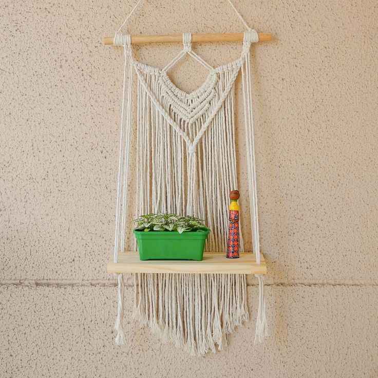Kệ gỗ thông treo dây macrame trang trí