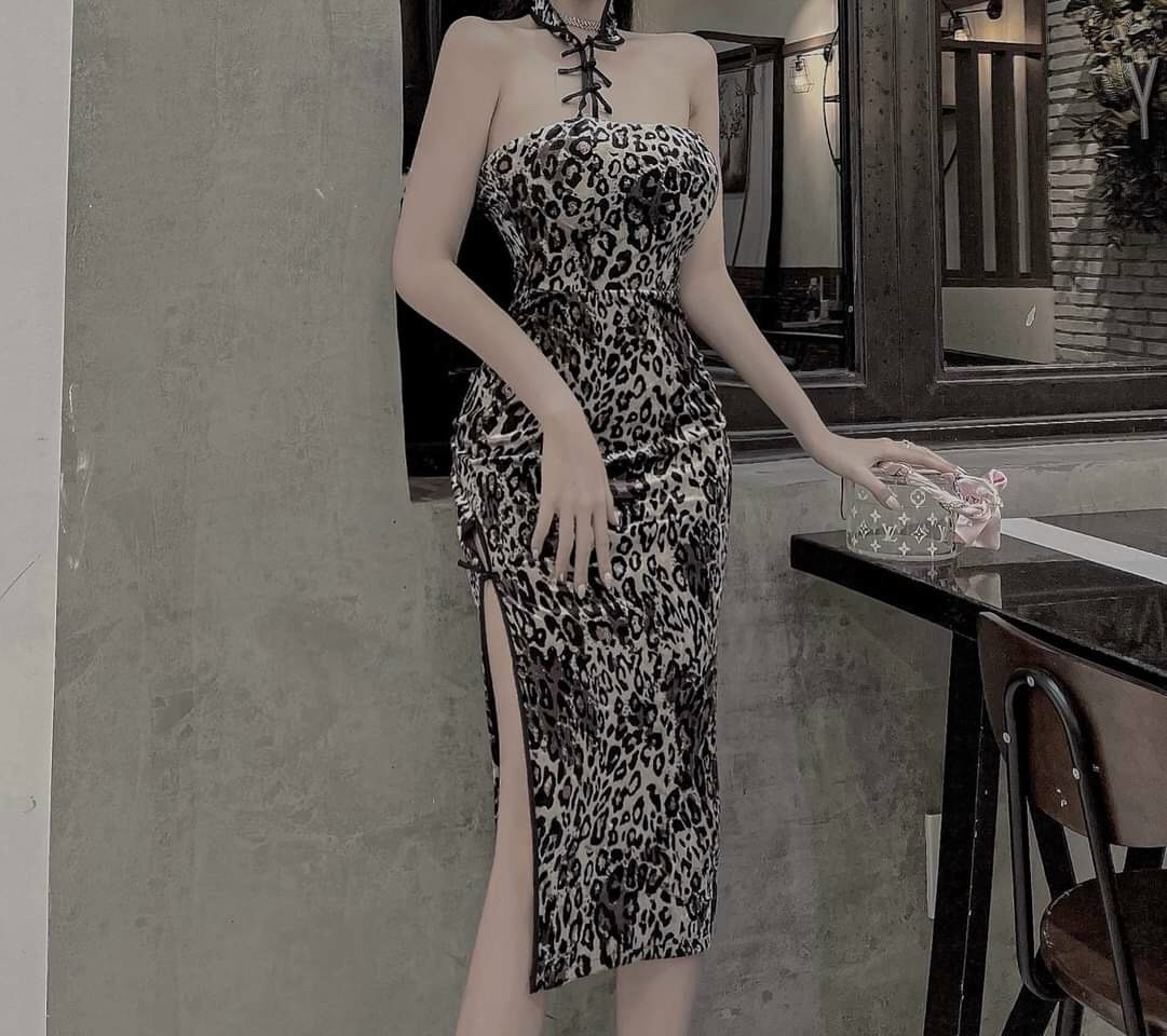 Đầm cổ tàu đính mút xẻ tà