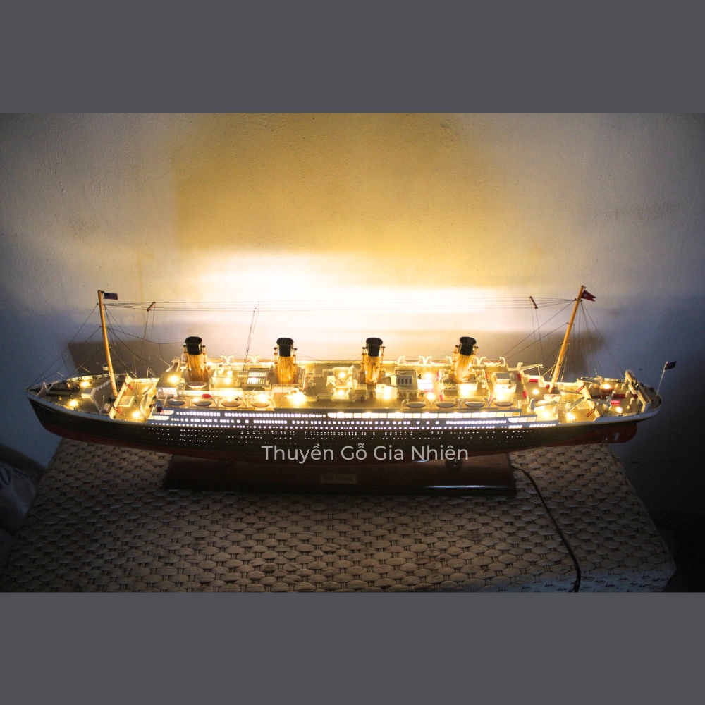 Mô Hình Thuyền Gỗ Trang Trí Phong Thủy Dạng Thuyền Du Lịch RMS TITANIC WITH LIGHTS Chính Hãng, Hàng Xuất Khẩu Chất Lượng Cao