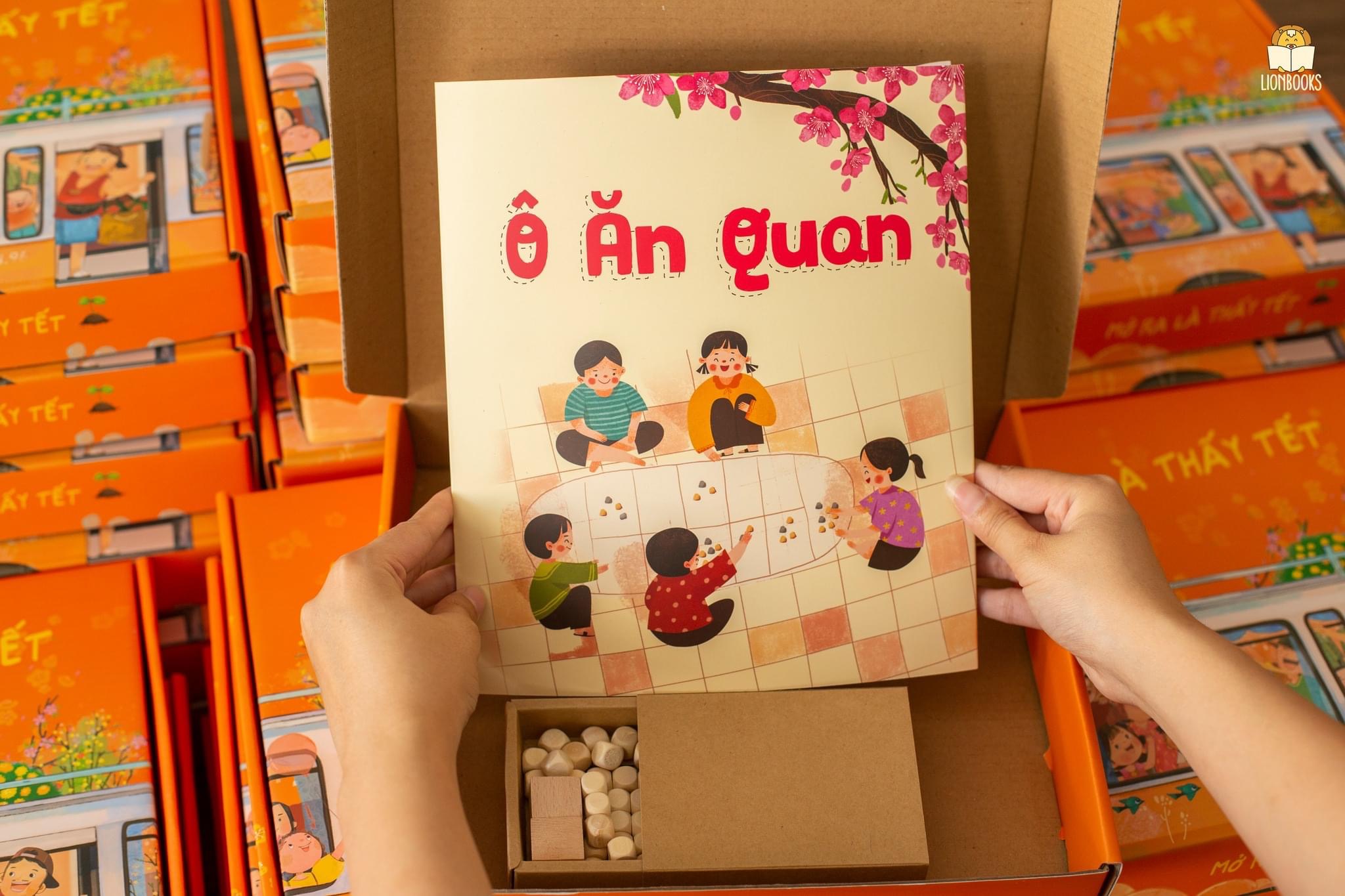 Sách Tết 2023 - Set Mở ra là thấy Tết (2 phiên bản Bắc Nam) kèm quà tặng cho bé - Lionbooks Mộc Nhiên