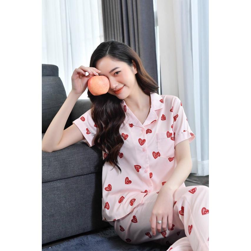 Bộ mặc nhà Pyjama lụa cao cấp Tea Store áo tay ngắn quần dài họa tiết tim đỏ nền be sang trọng