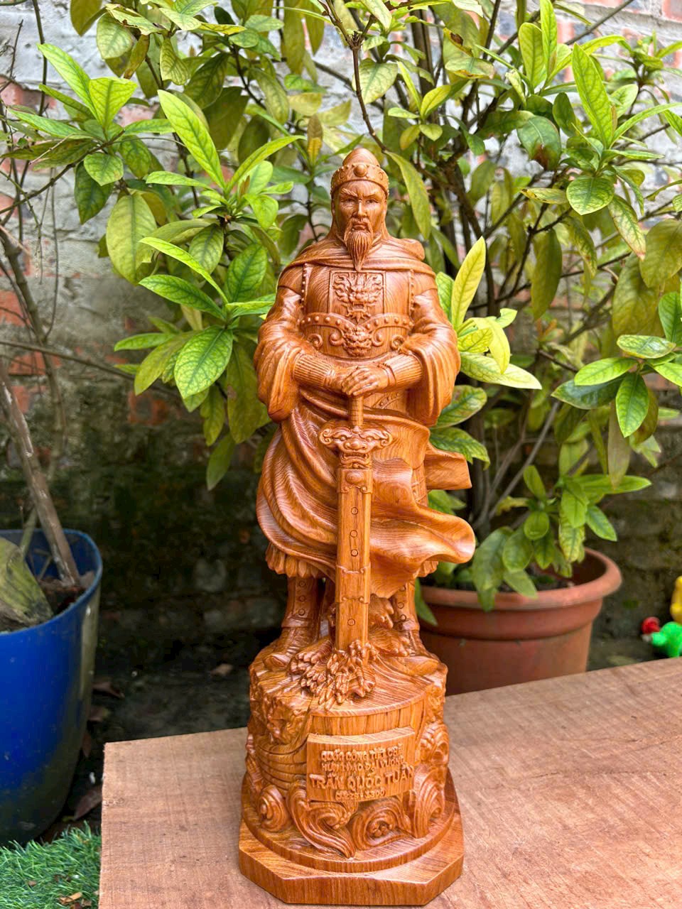 Tượng  thánh trần quốc tuấn trần hưng đạo vương bằng gỗ hương đá  cao 40cm