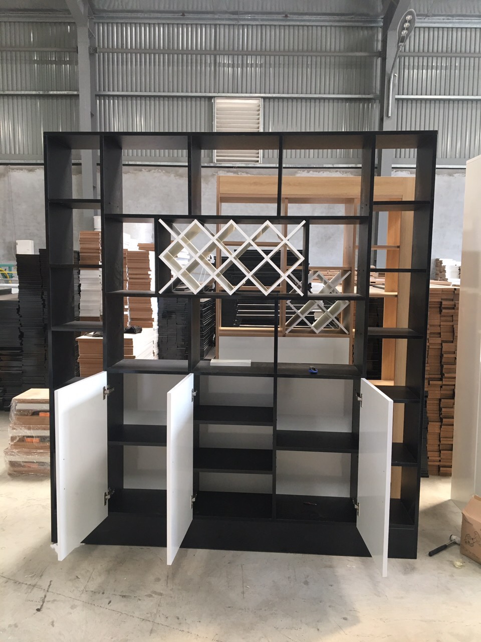 KỆ - TỦ RƯỢU KIÊM VÁCH NGĂN PHÒNG KHÁCH TR605; 1m8 x 2m - Màu Trắng