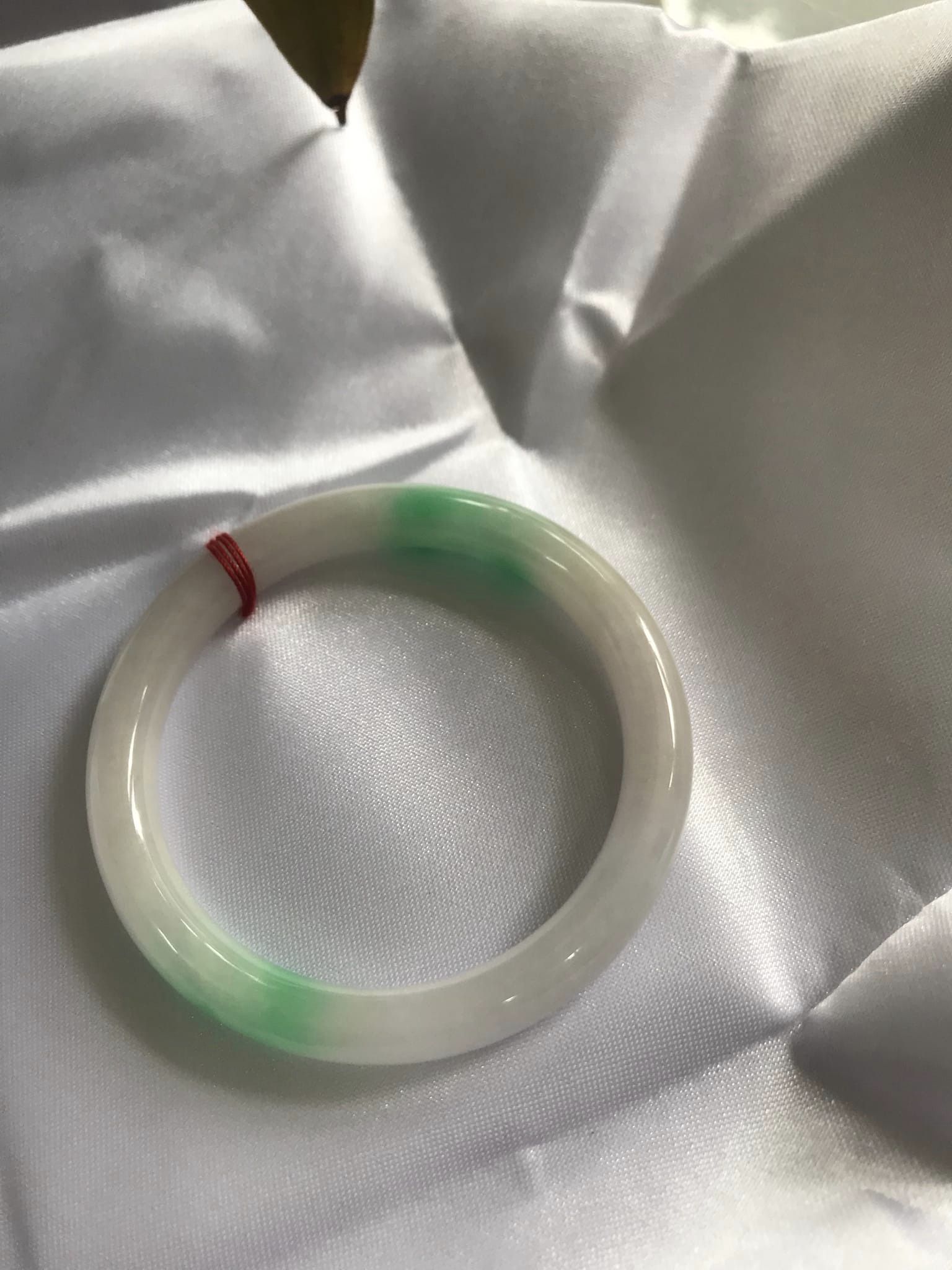 Vòng tay nữ Cẩm Thạch tự nhiên mới TR LÝ IC 50mm x chột 7mm Vòng màu trắng bóng xanh lý nhẹ 2 bên nữ mệnh kim mệnh thủy 49kg - 52kg đeo ạ