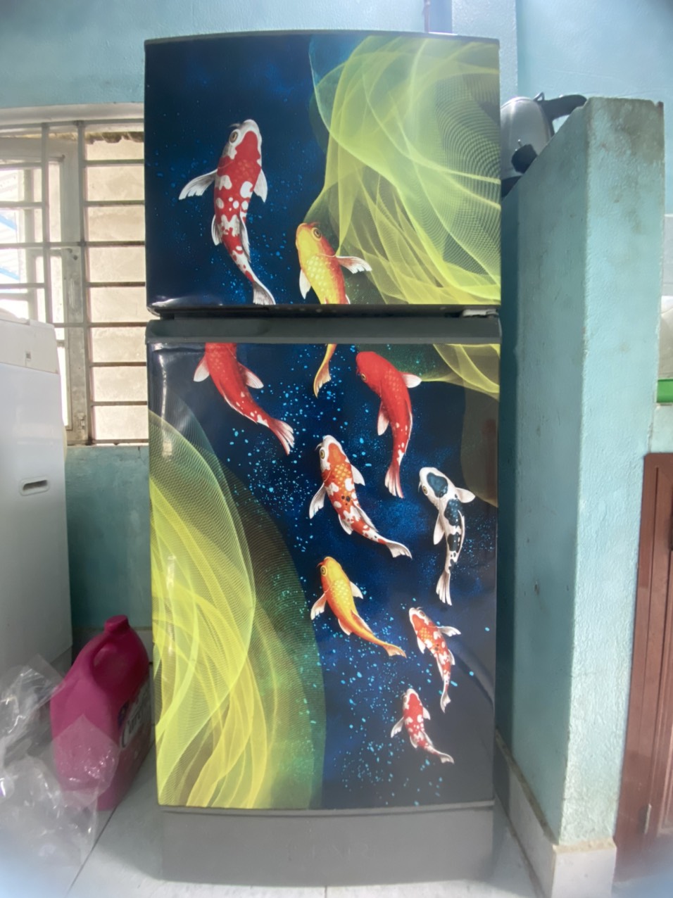 Miếng dán tủ lạnh chất liệu decal , không thấm nước, keo ngược mặt sau, bám dính chắc chắn, dễ dàng lau chùi, hình ảnh in sắc nét